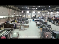 Entrez dans l'usine, naviguer entre les bras du robot, sentir le charme de la science et de la technologie!