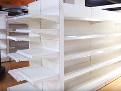 Comment s'appellent les étagères des supermarchés?