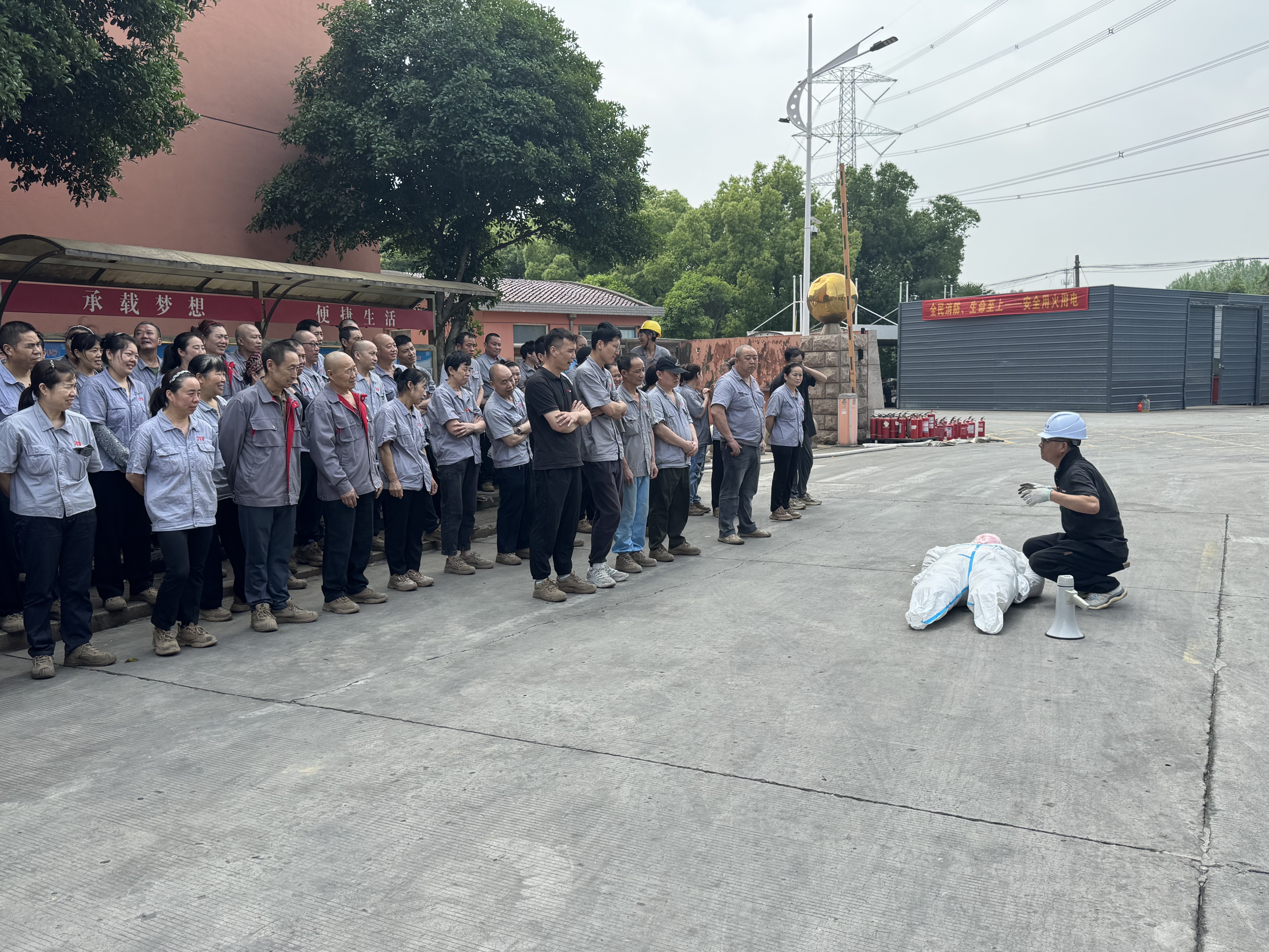 Derniers blogs de l'entreprise sur Suzhou Jinta Import & Export Co., Ltd. mène un exercice d'incendie en 2026 pour améliorer les compétences des employés en matière de sécurité incendie et de premiers secours